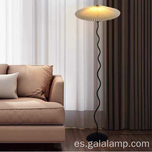 Lámpara de pie plisada con tallo ondulado moderno